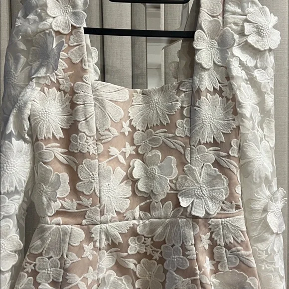 Elegant White Floral Backless Dress - Picture 4 of 9